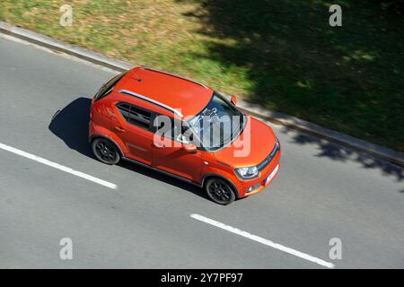 OSTRAVA, TSCHECHIEN - 6. AUGUST 2024: Roter Suzuki Ignis MF-Überkreuzungswagen mit Fließheck, Bewegungsunschärfe Stockfoto