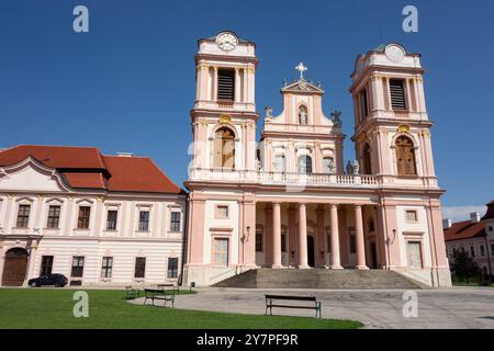 FURTH, ÖSTERREICH - 30. JULI 2021: Zwei Türme des Klosters Gottweig, Benediktinerkloster bei Krems in Niederösterreich Stockfoto