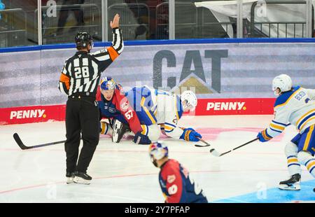 München, Deutschland. September 2024. Dylan Cozens, Buffalo Sabres 24 wetteifern um den Ball, Tackling, Duell, Header, zweikampf, Action, Kampf gegen Emil Johansson, EHC RB MUC 57 Foul im Freundschaftsspiel der Global Series Challenge EHC RB MUENCHEN - BUFFALO SABRES 0-5 im SAP Garden in München, 27. September 2024. Saison 2024/2025, Spieltag x, Fotograf: ddp Images/STAR-Images Credit: ddp Media GmbH/Alamy Live News Stockfoto