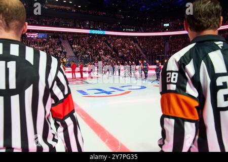 München, Deutschland. September 2024. Symbol Schiedsrichter bei der US-Hymne im Freundschaftsspiel der Global Series Challenge EHC RB MÜNCHEN - BUFFALO SABRES 0-5 im SAP Garden in München, 27. September 2024. Saison 2024/2025, Spieltag x, Fotograf: ddp Images/STAR-Images Credit: ddp Media GmbH/Alamy Live News Stockfoto