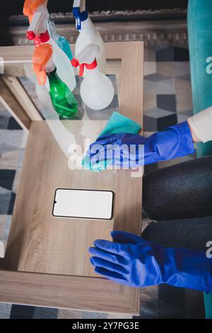 Zugeschnittenes Foto von Dame, die im Frühjahr modernes Gerät aufräumen, im Haus des Zimmers Stockfoto
