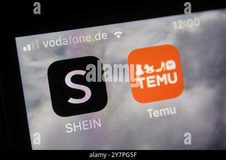 Köln, Deutschland. Oktober 2024. Die Apps der Online-Händler Temu und Shein sind auf dem Display eines Smartphones zu sehen. Quelle: Oliver Berg/dpa/Alamy Live News Stockfoto