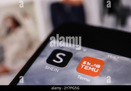 Köln, Deutschland. Oktober 2024. Die Apps der Online-Händler Temu und Shein sind auf dem Display eines Smartphones zu sehen. Quelle: Oliver Berg/dpa/Alamy Live News Stockfoto