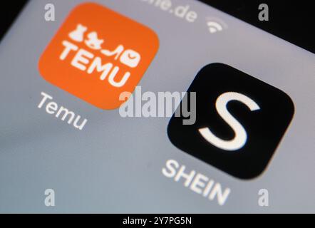 Köln, Deutschland. Oktober 2024. Die Apps der Online-Händler Temu und Shein sind auf dem Display eines Smartphones zu sehen. Quelle: Oliver Berg/dpa/Alamy Live News Stockfoto