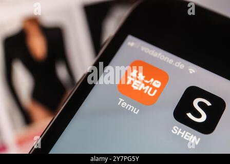 Köln, Deutschland. Oktober 2024. Die Apps der Online-Händler Temu und Shein sind auf dem Display eines Smartphones zu sehen. Quelle: Oliver Berg/dpa/Alamy Live News Stockfoto