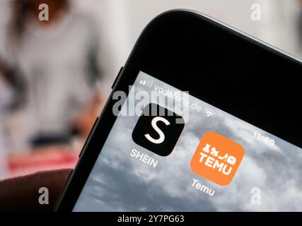 Köln, Deutschland. Oktober 2024. Die Apps der Online-Händler Temu und Shein sind auf dem Display eines Smartphones zu sehen. Quelle: Oliver Berg/dpa/Alamy Live News Stockfoto