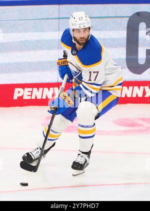 Jason Zucker, Buffalo Sabres 17 im Freundschaftsspiel der Global Series Challenge EHC RB MUENCHEN - BUFFALO SABRES 0-5 im SAP Garden in München, 27. September 2024. Saison 2024/2025, Spieltag x, Fotograf: Peter Schatz Stockfoto