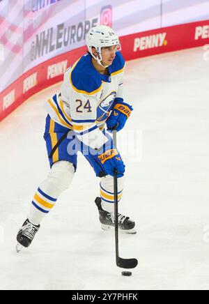 Dylan Cozens, Buffalo Sabres 24 im Freundschaftsspiel der Global Series Challenge EHC RB MUENCHEN - BUFFALO SABRES 0-5 im SAP Garden in München, 27. September 2024. Saison 2024/2025, Spieltag x, Fotograf: Peter Schatz Stockfoto