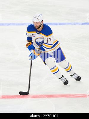 Jason Zucker, Buffalo Sabres 17 im Freundschaftsspiel der Global Series Challenge EHC RB MUENCHEN - BUFFALO SABRES 0-5 im SAP Garden in München, 27. September 2024. Saison 2024/2025, Spieltag x, Fotograf: Peter Schatz Stockfoto