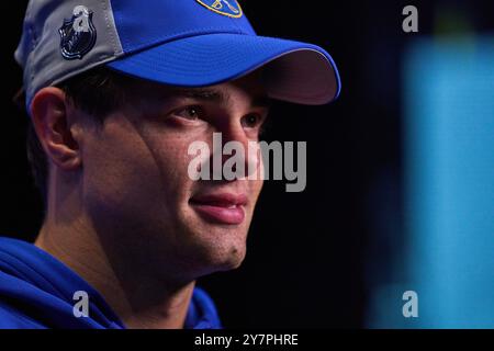 John Jason JJ Peterka im TV-Interview nach dem Freundschaftsspiel der Global Series Challenge EHC RB MUENCHEN - BUFFALO SABRES 0-5 im SAP Garden in München, 27. September 2024. Staffel 2024/2025, Spieltag x, Fotograf: ddp Images / STAR-Images Stockfoto