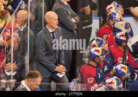 Toni Söderholm, Trainer EHC RB MUC im Freundschaftsspiel der Global Series Challenge EHC RB MUENCHEN - BUFFALO SABRES 0-5 im SAP Garden in München, 27. September 2024. Saison 2024/2025, Spieltag x, Fotograf: Peter Schatz Stockfoto