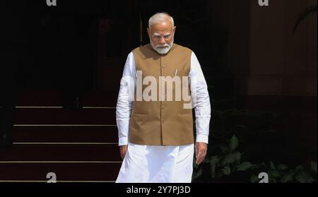 Neu-Delhi, Indien. Oktober 2024. Der indische Premierminister Narendra Modi wartet auf Jamaikas Premierminister Andrew Holness, bevor er sich im Hyderabad House in Neu-Delhi trifft. Quelle: SOPA Images Limited/Alamy Live News Stockfoto