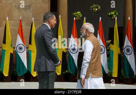 Neu-Delhi, Indien. Oktober 2024. Jamaikas Premierminister Andrew Holness (L) und der indische Premierminister Narendra Modi (R) wurden vor ihrer Delegation im Hyderabad House in Neu-Delhi gesehen. Quelle: SOPA Images Limited/Alamy Live News Stockfoto