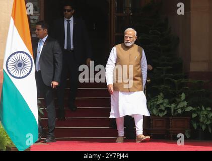 Neu-Delhi, Indien. Oktober 2024. Der indische Premierminister Narendra Modi wartet auf Jamaikas Premierminister Andrew Holness, bevor er sich im Hyderabad House in Neu-Delhi trifft. Quelle: SOPA Images Limited/Alamy Live News Stockfoto