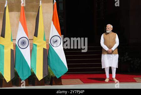 Neu-Delhi, Indien. Oktober 2024. Der indische Premierminister Narendra Modi wartet auf Jamaikas Premierminister Andrew Holness, bevor er sich im Hyderabad House in Neu-Delhi trifft. Quelle: SOPA Images Limited/Alamy Live News Stockfoto