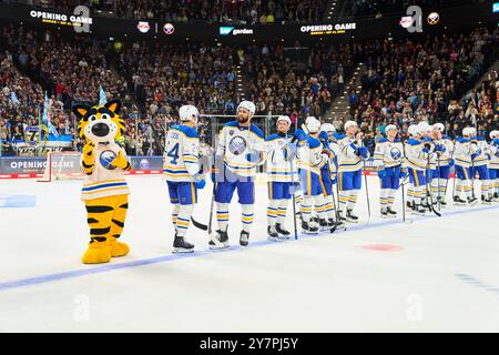 Sabrestooth, Maskottchen Buffalo Sabres mit Dylan Cozens, Buffalo Sabres 24 Jordan Greenway, Buffalo Sabres 12 im Freundschaftsspiel der Global Series Challenge EHC RB MUENCHEN - BUFFALO SABRES 0-5 im SAP Garden in München, 27. September 2024. Saison 2024/2025, Spieltag x, Fotograf: Peter Schatz Stockfoto