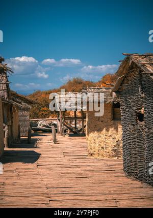 Wassermuseum in der Bucht der Knochen am Ohrid-See in Nordmazedonien. Beliebtes Touristenziel - fantastische Landschaft. Stockfoto