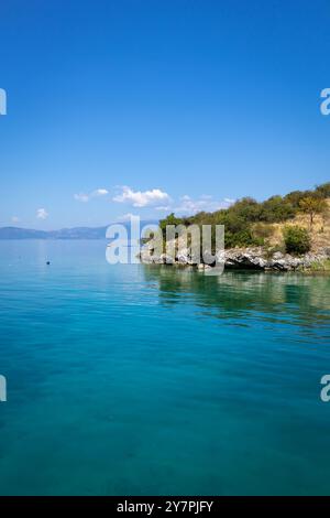 Wassermuseum in der Bucht der Knochen am Ohrid-See in Nordmazedonien. Beliebtes Touristenziel - fantastische Landschaft. Stockfoto