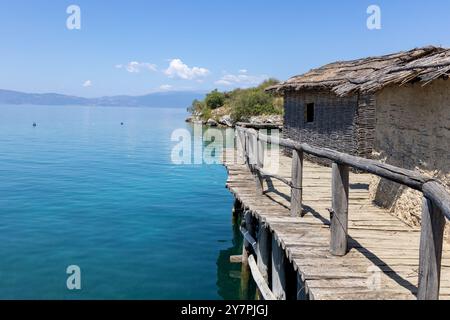 Wassermuseum in der Bucht der Knochen am Ohrid-See in Nordmazedonien. Beliebtes Touristenziel - fantastische Landschaft. Stockfoto