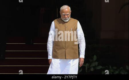 Neu-Delhi, Indien. Oktober 2024. Der indische Premierminister Narendra Modi wartet auf Jamaikas Premierminister Andrew Holness, bevor er sich im Hyderabad House in Neu-Delhi trifft. (Foto: Naveen Sharma/SOPA Images/SIPA USA) Credit: SIPA USA/Alamy Live News Stockfoto