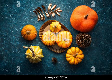 Herbstkürbis vor blauem Vintage-Hintergrund. Thanksgiving-Hintergrund Stockfoto