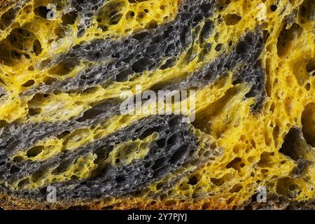 Textur von hausgemachten Sauerteigscheiben frisch gebackenes Brot, Aktivkohle, Kürbis und Kurkuma-Gewürz Stockfoto