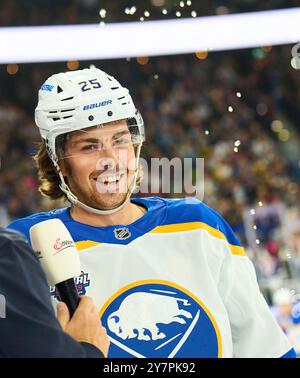 Owen Power, Buffalo Sabres 25 Servus TV Interview Gets Wet von Jason Zucker, Buffalo Sabres 17 im Freundschaftsspiel der Global Series Challenge EHC RB MUENCHEN - BUFFALO SABRES 0-5 im SAP Garden in München, 27. September 2024. Staffel 2024/2025, Spieltag x, Fotograf: ddp Images / STAR-Images Stockfoto