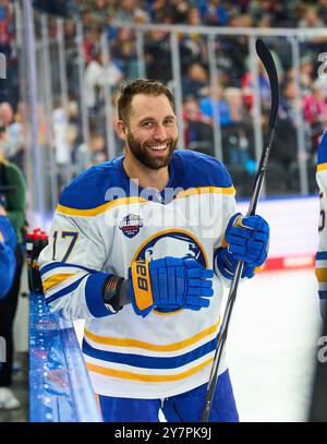 Jason Zucker, Buffalo Sabres 17 im Freundschaftsspiel der Global Series Challenge EHC RB MUENCHEN - BUFFALO SABRES 0-5 im SAP Garden in München, 27. September 2024. Saison 2024/2025, Spieltag x, Fotograf: Peter Schatz Stockfoto