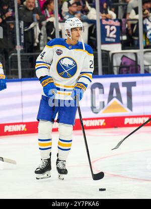 Dylan Cozens, Buffalo Sabres 24 im Freundschaftsspiel der Global Series Challenge EHC RB MUENCHEN - BUFFALO SABRES 0-5 im SAP Garden in München, 27. September 2024. Saison 2024/2025, Spieltag x, Fotograf: Peter Schatz Stockfoto