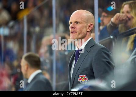 Toni Söderholm, Trainer EHC RB MUC im Freundschaftsspiel der Global Series Challenge EHC RB MUENCHEN - BUFFALO SABRES 0-5 im SAP Garden in München, 27. September 2024. Saison 2024/2025, Spieltag x, Fotograf: Peter Schatz Stockfoto