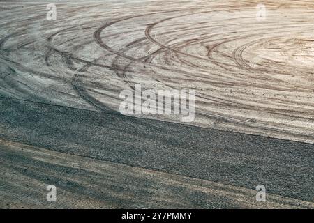 Reifenspurspurspurspurspurspurspurspurspuren auf Asphaltstraßen, selektiver Fokus Stockfoto