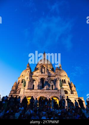 Touristenmassen und Einheimische auf den Stufen von Sacre Coeur, Nacht, Montmartre, Paris, Frankreich, Europa, EU. Stockfoto