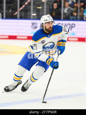 Alex Tuch, Buffalo Sabres 89 im Freundschaftsspiel der Global Series Challenge EHC RB MUENCHEN - BUFFALO SABRES 0-5 im SAP Garden in München, 27. September 2024. Saison 2024/2025, Spieltag x, Fotograf: Peter Schatz Stockfoto