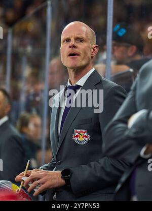 Toni Söderholm, Trainer EHC RB MUC im Freundschaftsspiel der Global Series Challenge EHC RB MUENCHEN - BUFFALO SABRES 0-5 im SAP Garden in München, 27. September 2024. Saison 2024/2025, Spieltag x, Fotograf: Peter Schatz Stockfoto