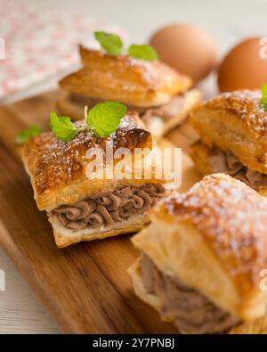 Miguelitos mit Schokoladentrüffelcreme. Spanisches Schokoladen-Blätterteig-Dessert Stockfoto