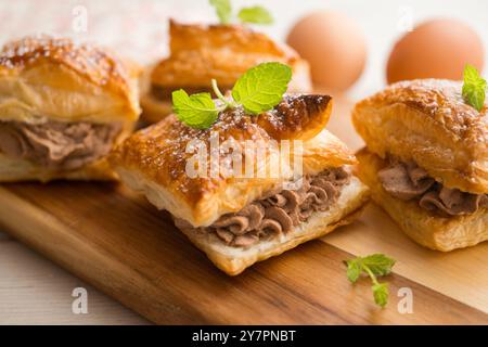 Miguelitos mit Schokoladentrüffelcreme. Spanisches Schokoladen-Blätterteig-Dessert Stockfoto