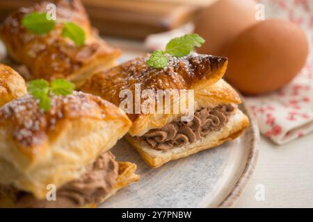 Miguelitos mit Schokoladentrüffelcreme. Spanisches Schokoladen-Blätterteig-Dessert Stockfoto