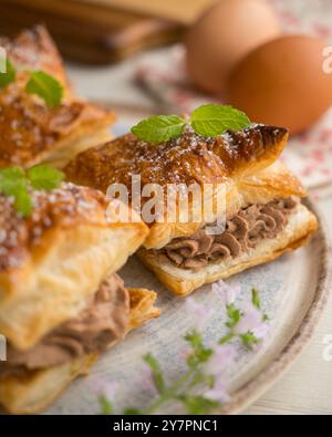 Miguelitos mit Schokoladentrüffelcreme. Spanisches Schokoladen-Blätterteig-Dessert Stockfoto