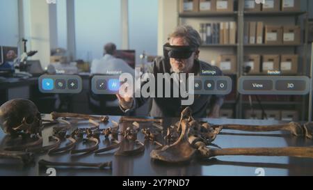 Fortgeschrittenes archäologisches Labor: Archäologe in VR-Headset führt Knochenuntersuchungen von antiken Skeletten mit Augmented Reality durch. 3D-Grafik der holografischen Anzeige mit generativem KI-Sprachassistenten. Stockfoto