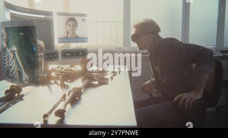 Fortgeschrittenes archäologisches Labor: Archäologe im VR-Headset untersucht altes Skelett mit Augmented Reality. VFX-Animation der holographischen Darstellung mit KI-gestütztem Assistenten und 3D-Modell des Neandertalers. Stockfoto