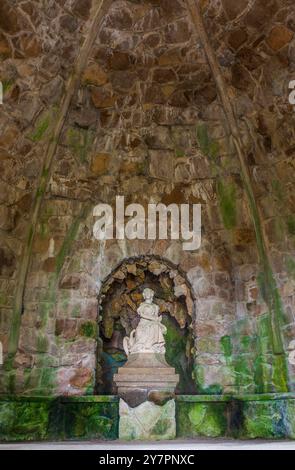 Sintra, Portugal, 8. August 2024: Quinta da Regaleira, eine der wichtigsten Touristenattraktionen von Sintra. Ledas Grotte Stockfoto