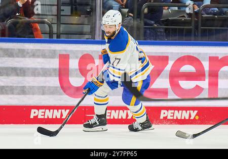 München, Deutschland. September 2024. Jason Zucker, Buffalo Sabres 17 im Freundschaftsspiel der Global Series Challenge EHC RB MUENCHEN - BUFFALO SABRES 0-5 im SAP Garden in München, 27. September 2024. Saison 2024/2025, Spieltag x, Fotograf: ddp Images/STAR-Images Credit: ddp Media GmbH/Alamy Live News Stockfoto