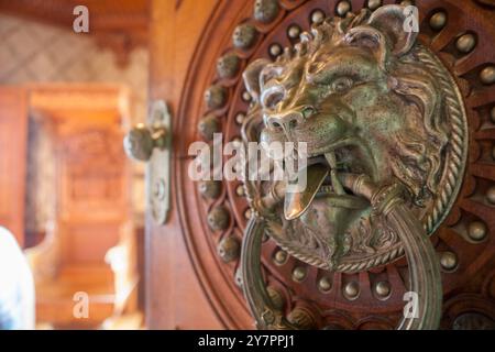 Sintra, Portugal, 8. August 2024: Quinta da Regaleira, eine der wichtigsten Touristenattraktionen von Sintra. Löwentürklopfer Stockfoto