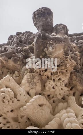 Sintra, Portugal, 8. August 2024: Quinta da Regaleira, eine der wichtigsten Touristenattraktionen von Sintra. Palast Stockfoto