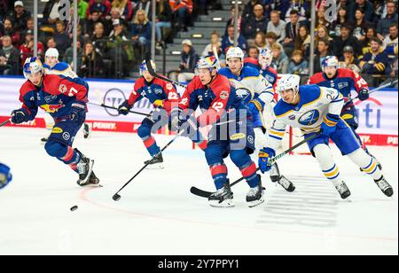 Benjamin Smith, EHC RB MUC 12 Competition, zweikampf, kämpfen um den Puck gegen Dylan Cozens, Buffalo Sabres 24 im Freundschaftsspiel der Global Series Challenge EHC RB MUENCHEN - BUFFALO SABRES 0-5 im SAP Garden in München, 27. September 2024. Staffel 2024/2025, Spieltag x, Fotograf: ddp Images / STAR-Images Stockfoto