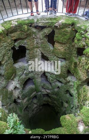 Sintra, Portugal, 8. August 2024: Quinta da Regaleira, eine der wichtigsten Touristenattraktionen von Sintra. Unfertig Gut Stockfoto