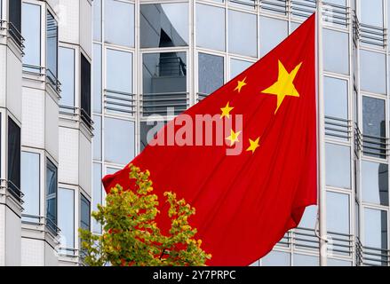 Berlin, Deutschland. Oktober 2024. Die Flagge der Volksrepublik China fliegt vor dem chinesischen Botschaftsgebäude auf der Jannowitzbrücke. Quelle: Soeren Stache/dpa/Alamy Live News Stockfoto