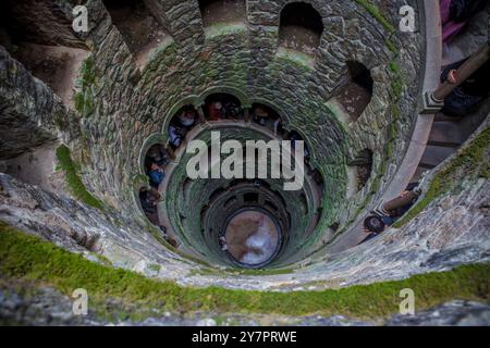 Sintra, Portugal, 8. August 2024: Quinta da Regaleira, eine der wichtigsten Touristenattraktionen von Sintra. Einleitung Gut Stockfoto