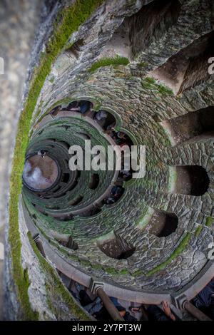 Sintra, Portugal, 8. August 2024: Quinta da Regaleira, eine der wichtigsten Touristenattraktionen von Sintra. Einleitung Gut Stockfoto