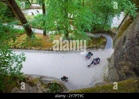 Sintra, Portugal, 8. August 2024: Quinta da Regaleira, eine der wichtigsten Touristenattraktionen von Sintra. Steile Wege Stockfoto